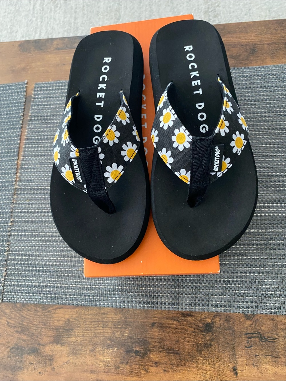 Rocket Dog, Black Spotlight 2, Daisy Field Cotton, Size 7, NIB.
